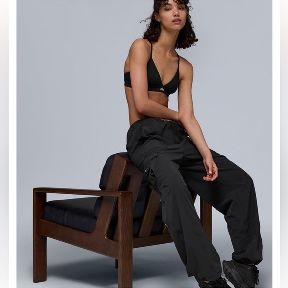 NWOT Alo Yoga Megastar Cargo Pants Black Small - Picture 8 of 16